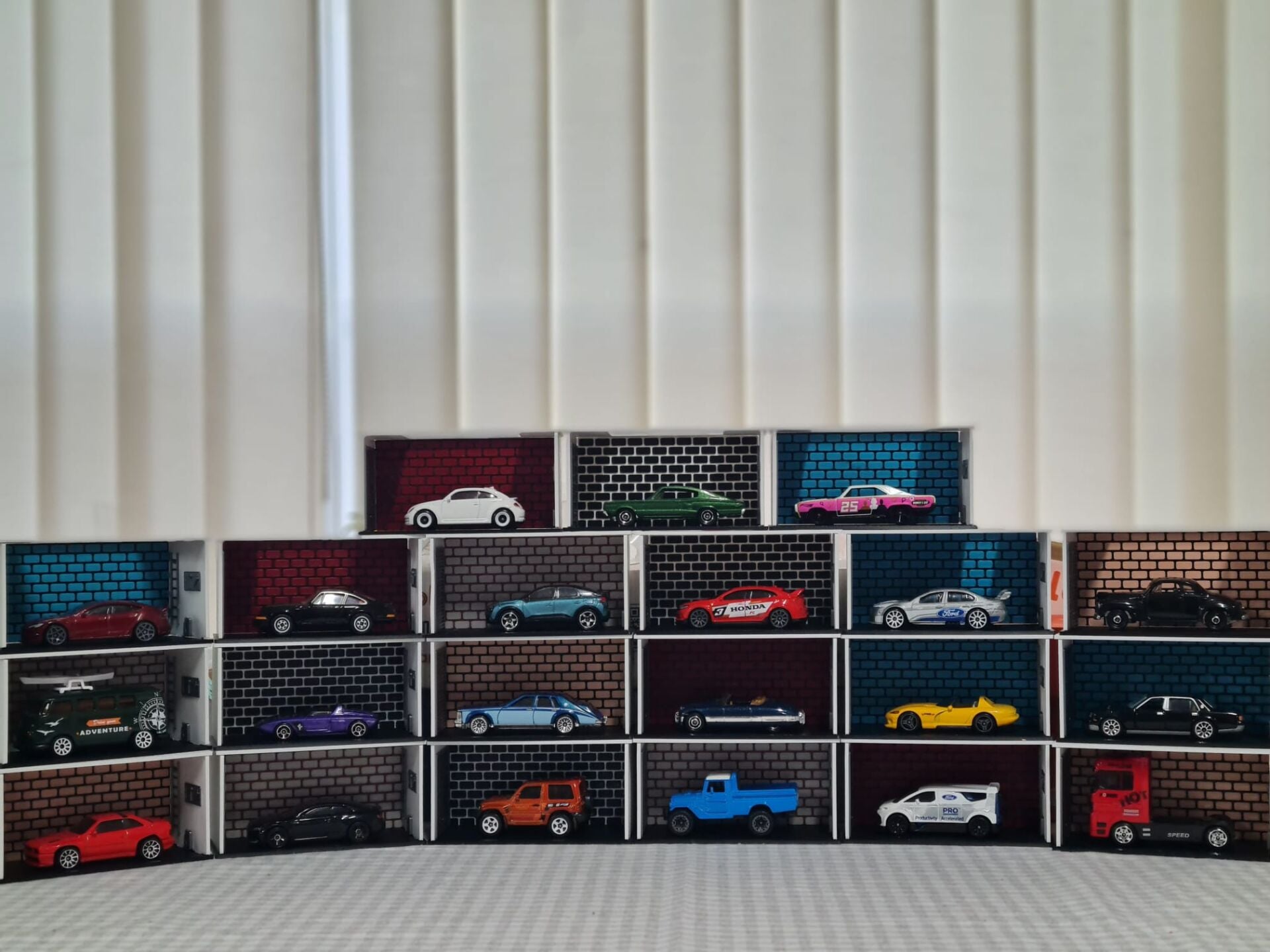 SIHIRBOX 3D METAL ARABA STANDI TEKLİ